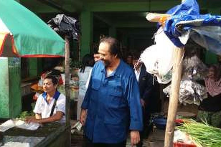 Ketua Umum Partai Nasdem Surya Paloh saat meninjau Pasar Pagi Pangkal Pinang, Sabtu (9/4/2016)