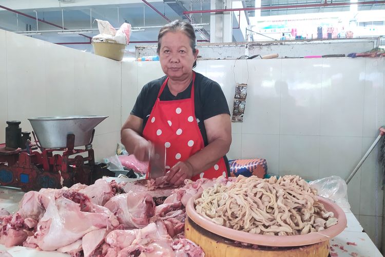 Tarmi salah satu pedagang daging ayam di Pasar Besar Ngawi mengeluhkan turunya omzet penjualan lantaran sepi pembeli dalam beberapa hari terakhir.