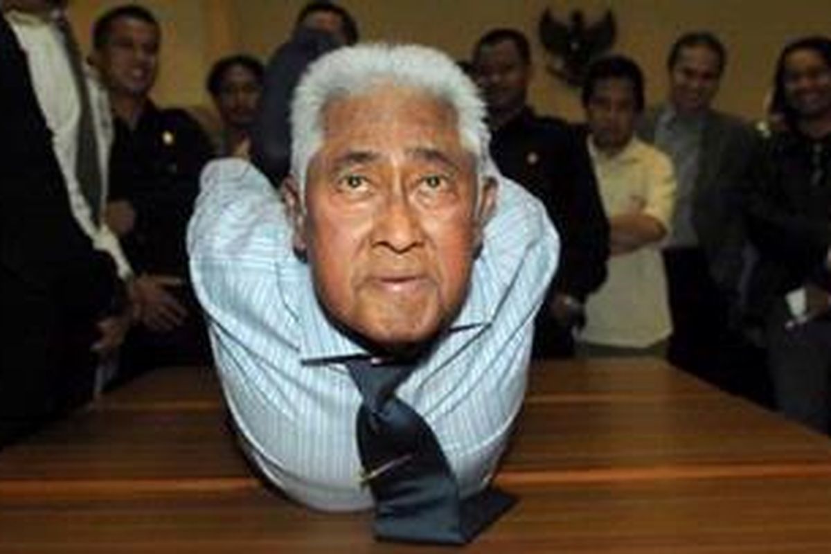Mantan anggota Dewan Pertimbangan Presiden (Wantimpres) Bidang Hukum, Adnan Buyung Nasution, melakukan gerakan yoga seusai memberikan keterangan pers di Kantor Mahkamah Agung (MA), Jakarta, Senin (6/10/2009) silam.