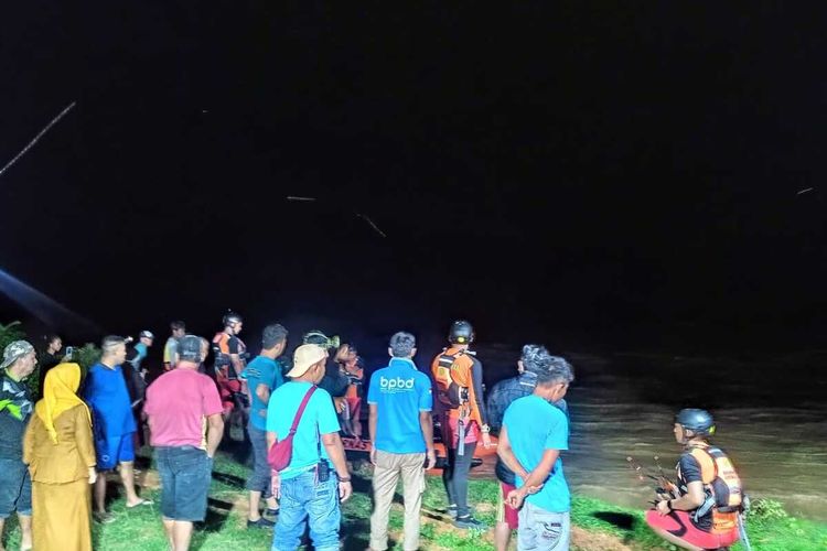 Sejumlah warga dan tim pertolongan gabungan saat mengevakuasi warga yang terjebak luapan sungai Bone di Desa Tingkohubu Timur Kabupaten Bone Bolango.