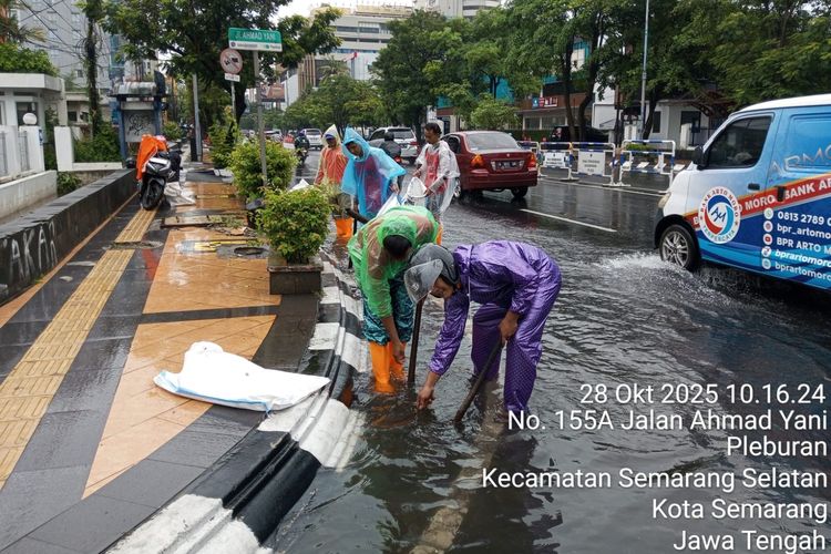 Terlihat anggota Dinas Pekerjaan Umum (DPU) Kota Semarang sedang membersihkan saluran drainase di Jalan Ahmad Yani, Pleburan, Semarang Selatan, Kota Semarang, Jawa Tengah, Selasa (28/10/2025).