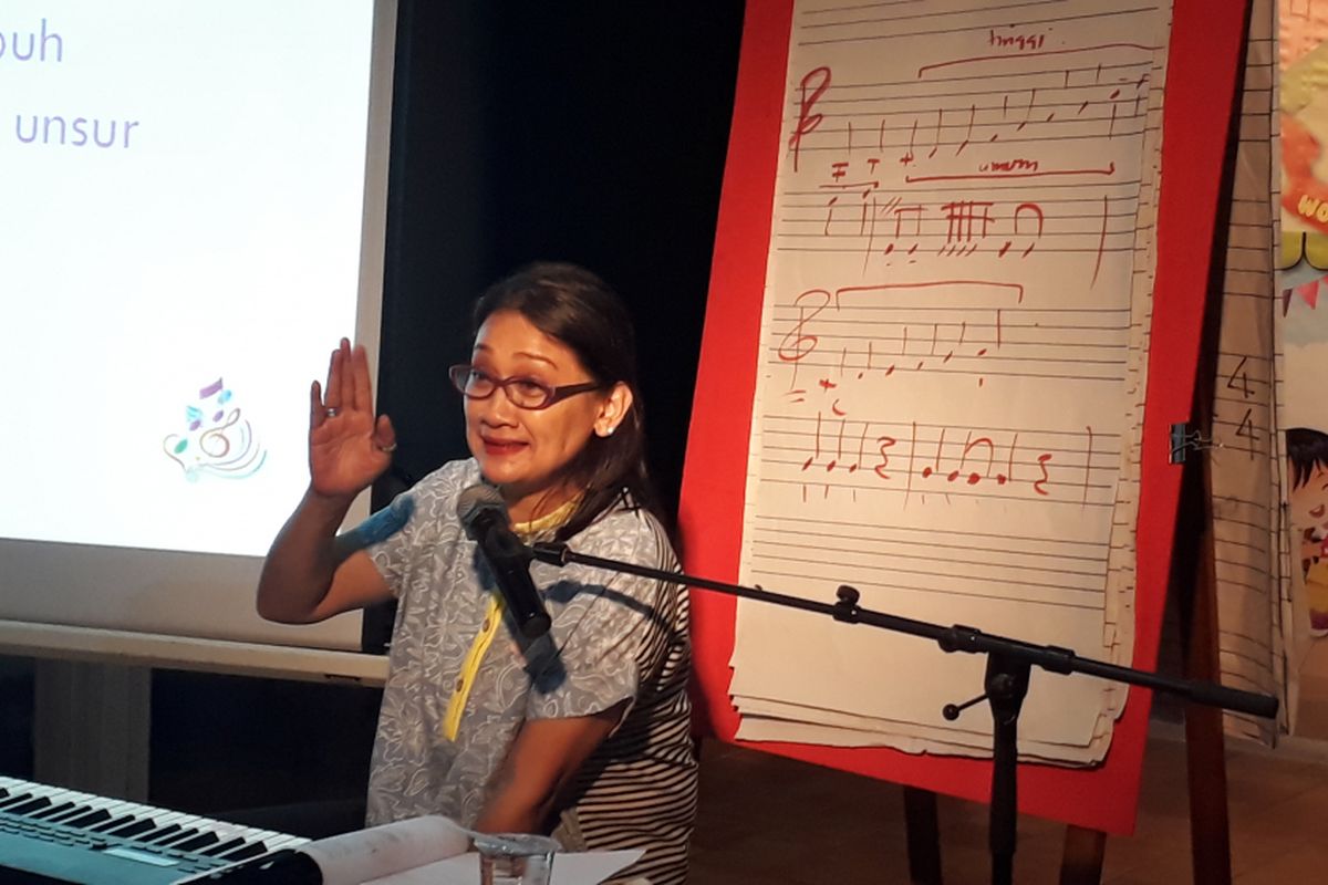 Dian HP diabadikan saat sedang memberikan Workshop Cipta Lagu Anak 2017 di Bentara Budaya Jakarta, Palmerah Selatan, Jakarta Pusat, Selasa (25/4/2017).