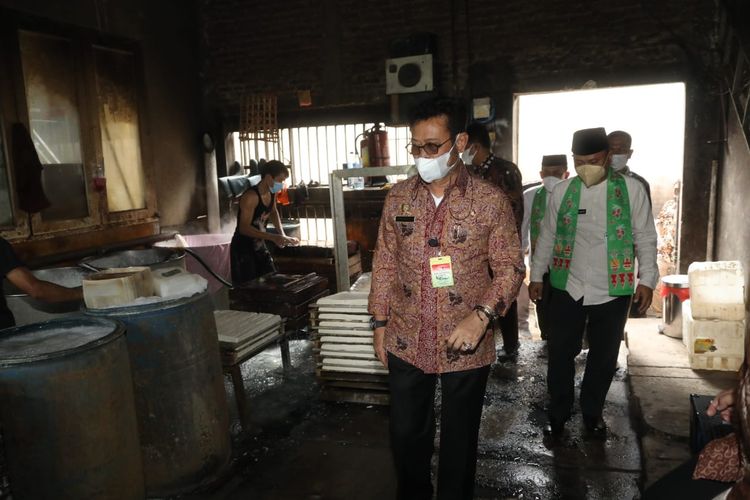 Menteri Pertanian Syahrul Yasin Limpo (Mentan SYL) saat meninjau produsen tahu di Mampang Prapatan, Jakarta Selatan, Jumat (8/4/2022).