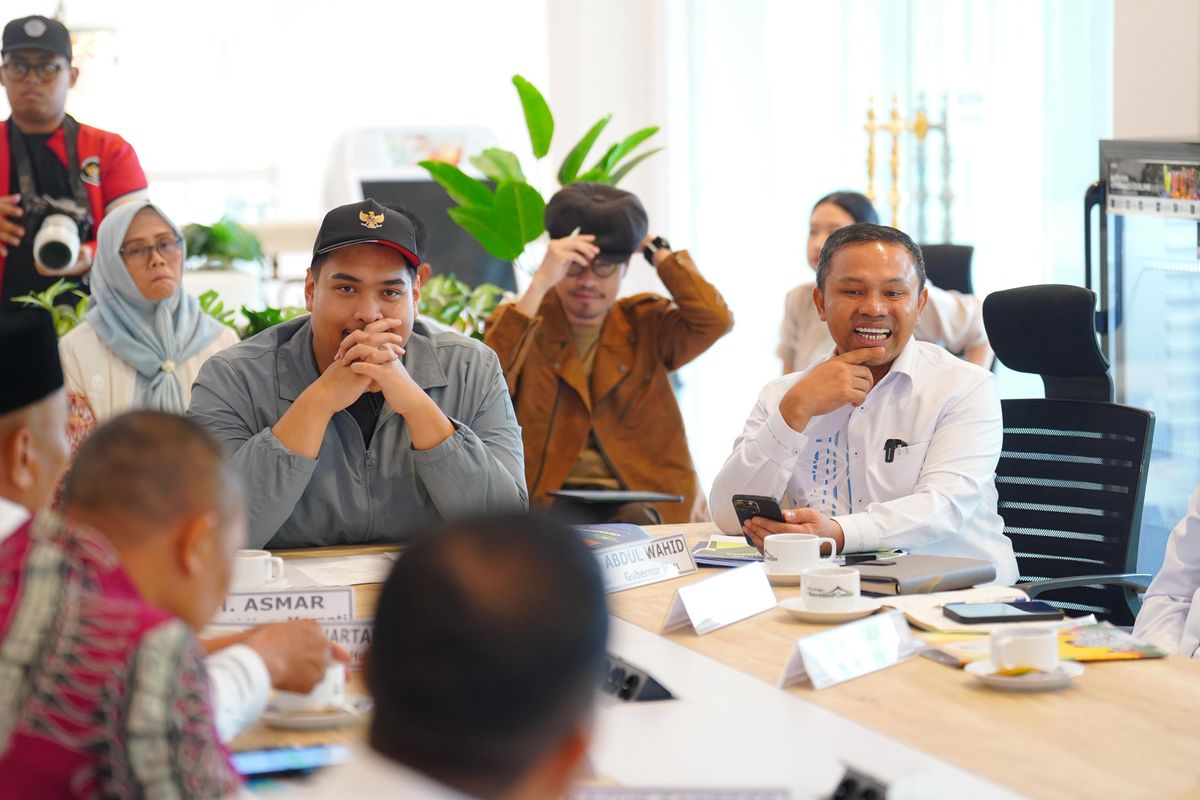 Gubernur Riau Abdul Wahid dalam pertemuan dengan Menteri Pemuda dan Olahraga (Menpora) Dito Ariotedjo di Jakarta, Rabu (21/5/2025).
