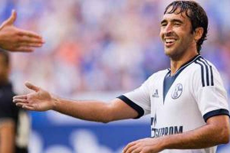 Reaksi Raul Gonzalez dalam pertandingan persahabatan antara Schalke 04 vs Al Sadd di Gelsenkirchen, Jerman, 27 Juli 2013.