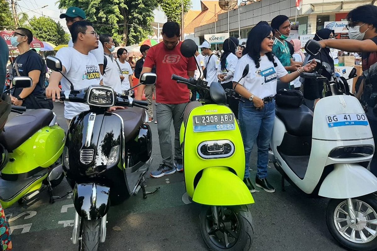 Sebanyak 150 unit motor listrik dipamerkan di Car Free Day Taman Bungkul Surabaya, Minggu (18/9/2022). 
