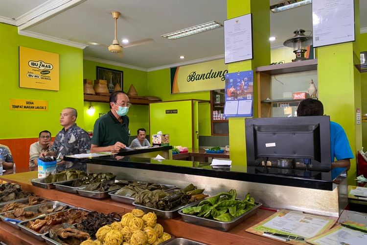 Suasana Warung Nasi Ibu Imas di Bandung. Warung nasi yang didirikan tahun 1980 ini terkenal dengan karedok leuncanya yang pedas. 