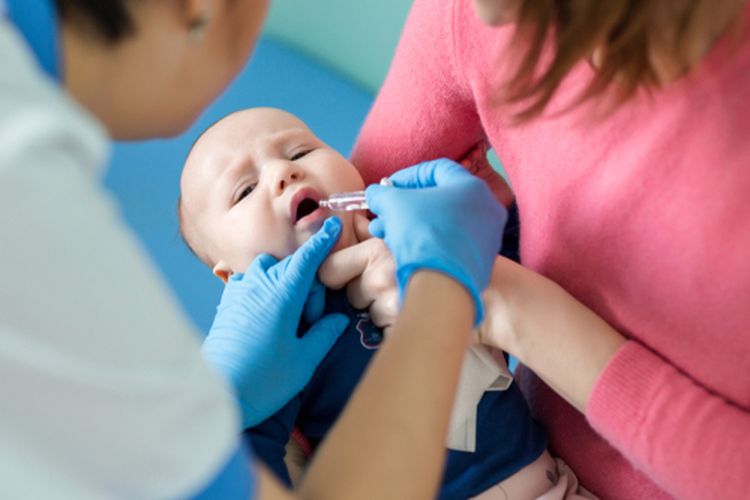 Ilustrasi pemberian imunisasi rotavirus pada bayi.