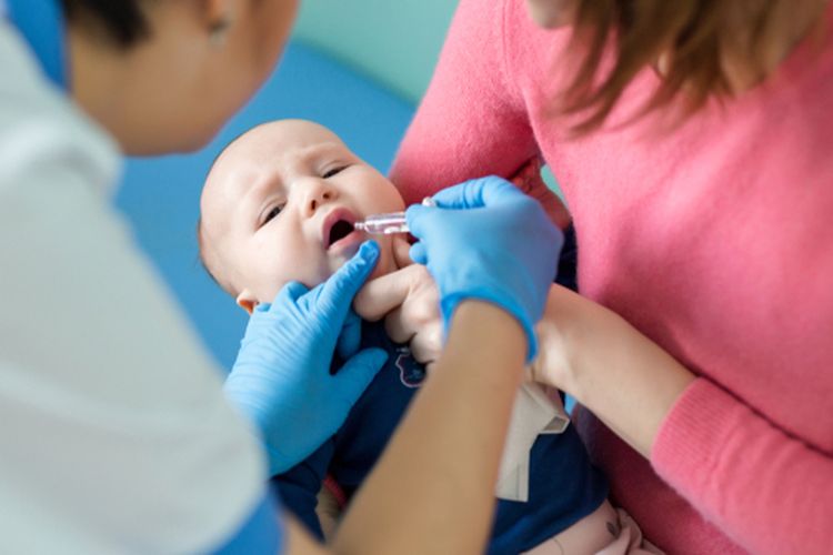 Ilustrasi pemberian imunisasi polio pada bayi. Kenali apa itu imunisasi polio, jenis, sampai cara pemberiannya. 