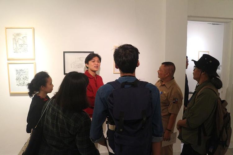 Pengunjung Pameran [Re]-Kreasi berbincang dengan salah satu seniman dan peserta pameran, Achmad Fachmi sambil menikmati karya sketsa di Galeri Nasional, Jakarta, Selasa (4/9/2018).