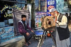 Kamera Kotak Kayu Bersejarah di Afghanistan yang Hampir Hilang