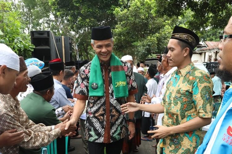 Gubernur Jawa Tengah Ganjar Pranowo saat menghadiri dialog interaktif dengan tema Insentif untuk Guru Madrasah Diniyah?, di Puri Gedeh, Semarang Selasa (22/1/2019).