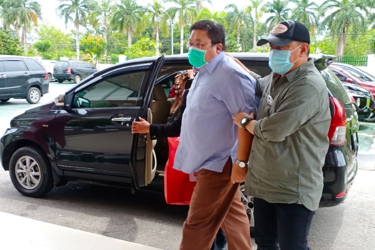 Tersangka pemberi suap dalam kasus pengadaan alat kesehatan covid-19 digiring masuk ke dalam kantor Kejati Sultra untuk menjalani pemeriksaan ( KIKI ANDI PATI/ kompas.com)