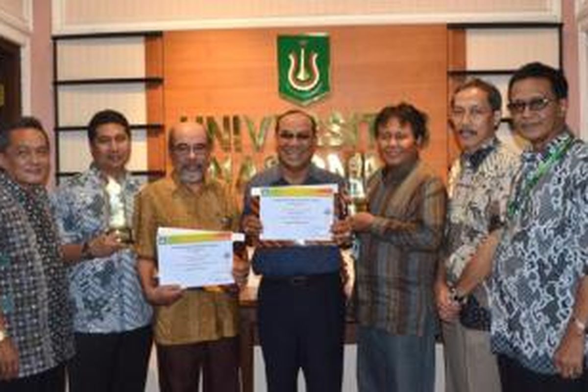 Rektor Universitas Nasional  Drs El Amry Bermawi (tengah/mengangkat piagam) bersama para Wakil Dekan Fakultas Unas usai menerima piala PTS Unggulan 2013, Kamis (12/12/2013). Universitas Nasional tahun ini dinobatkan sebagai PTS Unggulan 2013 Tingkat Kopertis Wilayah III untuk kategori pembelajaran dan tata kelola penjaminan mutu. 