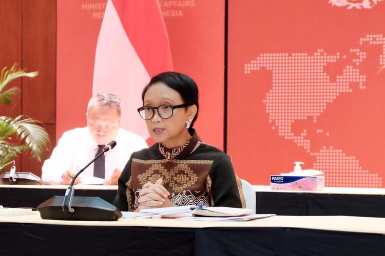 Menteri Luar Negeri Retno LP Marsudi saat memberikan keterangan di Kantor Kemlu, Jakarta, Kamis (9/4/2020).