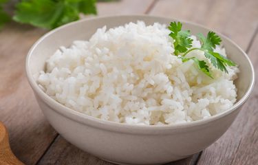 Makan mi campur nasi tidak sesuai dengan konsep Isi Piringku yang digagas Kementerian Kesehatan.