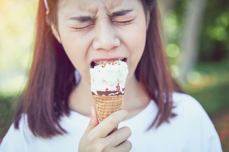 Ilustrasi gigi ngilu saat makan es krim.