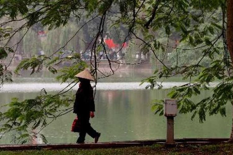 Pejalan kaki melintas di kawasan Danau Hoan Kiem di Hanoi, Selasa (6/4/2010). Kawasan di sekitar danau ini nyaman bagi para pejalan kaki.