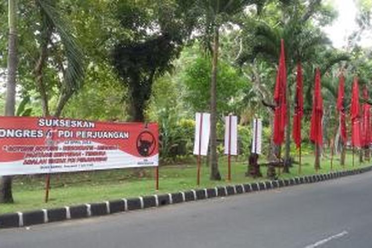 Spanduk dan bendera PDI Perjuangan terpasang di lokasi acara yaitu Hotel GBB Sanur, Denpasar.