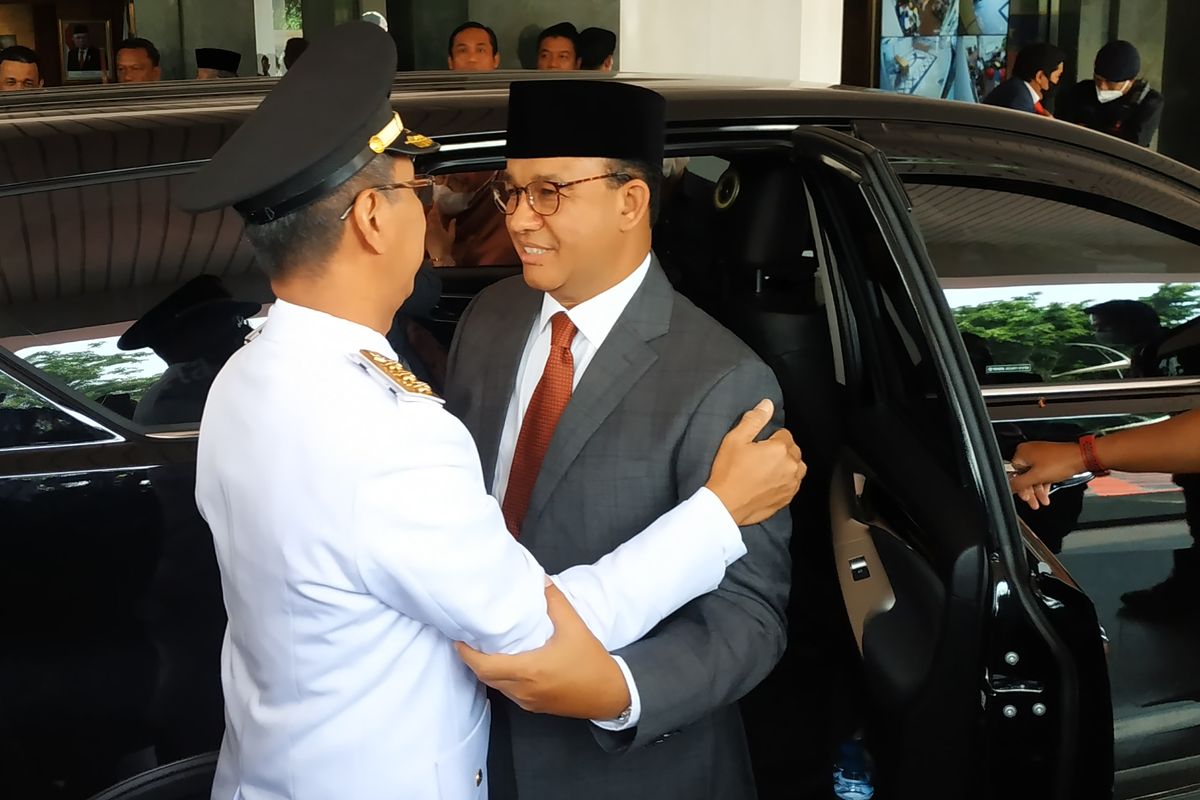 Eks Gubernur DKI Jakarta Anies Baswedan berpelukan dengan Penjabat (Pj) Gubernur DKI Jakarta Heru Budi Hartono selepas serah terima jabatan di kantor Kementerian Dalam Negeri (Kemendagri), Senin (17/10/2022).