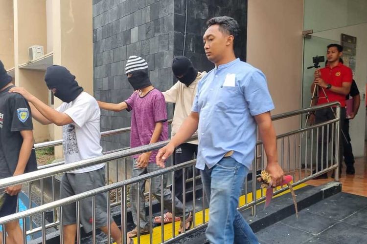 Empat pelaku penyerangan di SMKN 3 Semarang yang berhasil diamankan polisi mengikuti konferensi pers di Polrestabes Semarang, Jumat (9/12/2022).
