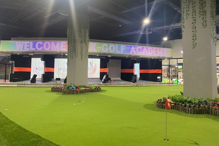 Tempat latihan golf di putting green, area Green Belle Sport Theme Park, Mall of Indonesia (MOI), Jakarta Utara. 