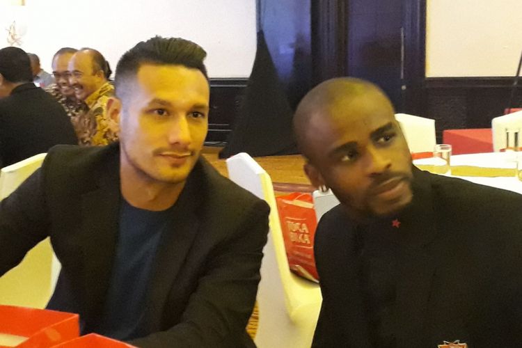 Raphael Maitimo dan Greg Nwokolo hadir pada acara launching tim Madura United untuk musim 2018 di Hotel Shangrila, Surabaya, Rabu (10/1/2018).