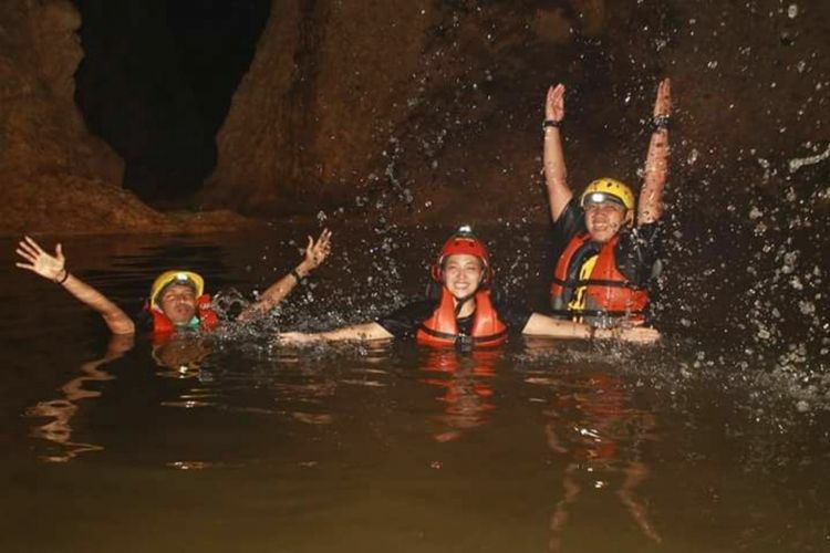 Pengunjung menikmati mandi di telaga dalam Gua yang ada di lembah Ngingrong, Mulo, Wonosari, Gunungkidul, (dokumentasi Pokdarwis)