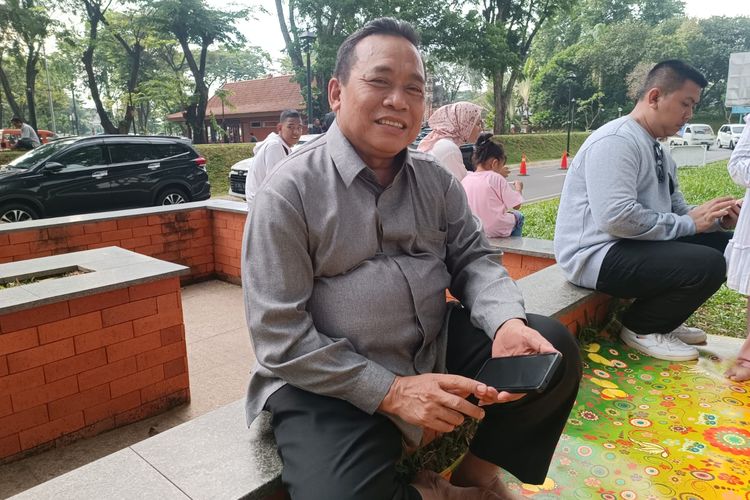 Yuhri (56), salah satu wisatawan di Taman Mini Indonesia Indah, Jakarta Timur, Minggu (23/4/2023).