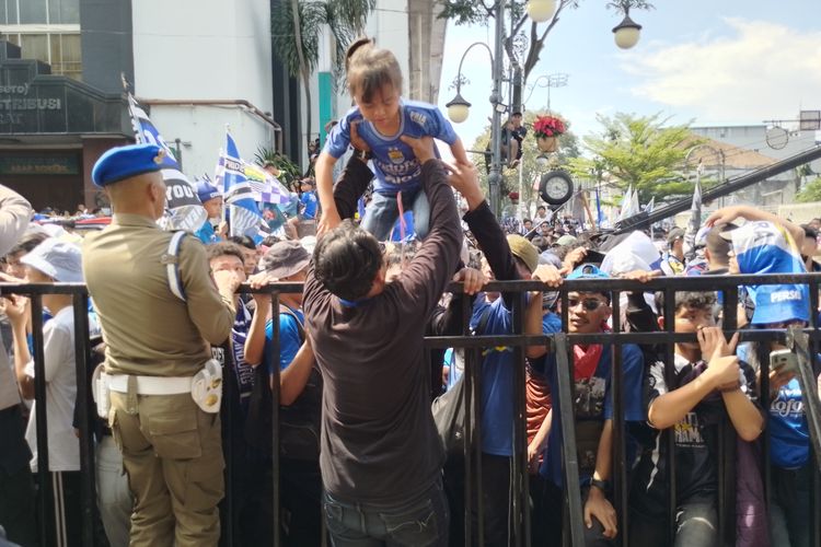 Sejumlah Anak dan Perempuan Pingsan Saat Konvoi Juara Persib di Jalan Asia-Afrika Bandung