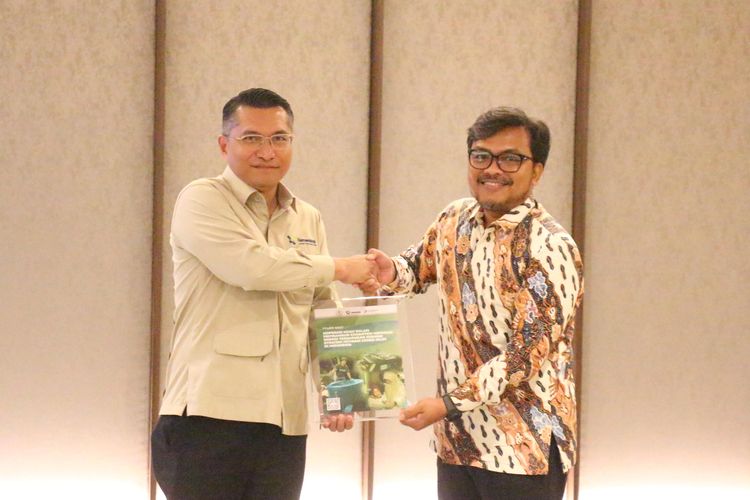 Deputi Bidang Kelembagaan dan Digitalisasi Koperasi, Kementerian Koperasi, Henra Saragih (kiri) bersama Direktur Eksekutif Rumah Energi, Sumanda Tondang (kanan) dalam Paparan Rekomendasi Kebijakan ?Koperasi Hijau dalam Membangun Ekosistem Energi Terbarukan sebagai Strategi Mitigasi Krisis Iklim pada Selasa (9/12/2025).