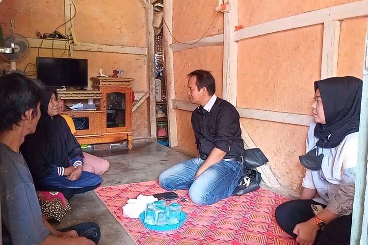 KPAID dan Unit PPA Polres Tasikmalaya mendatangi rumah keluarga bocah SD yang meninggal usai mendapat perundungan di Singaparna, Kabupaten Tasikmalaya, Jumat (22/7/2022).