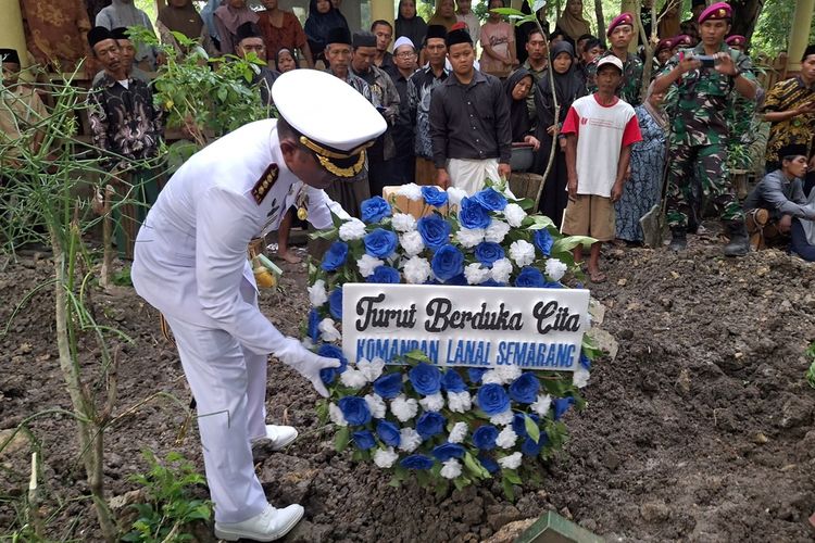 Praka (Mar) Zaenal Mutaqim, prajurit TNI AL dari Detasemen Intai Para Amfibi 1 (Den Ipam 1) Korps Marinir, gugur usai mengalami kecelakaan dalam Presidential Inspection di Perairan Teluk, Jakarta pada Kamis (2/10/2025).