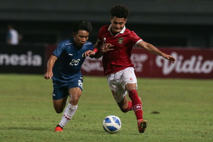 Pemain timnas U19 Indonesia Mikael Alfredo Tata berebut bola saat bertanding melawan Brunei pada laga lanjutan Grup A Piala AFF U19 2022 yang digelar di Stadion Patriot Candrabhaga, Bekasi, Senin (4/7/2022). Indonesia unggul 7-0 atas Brunei.
