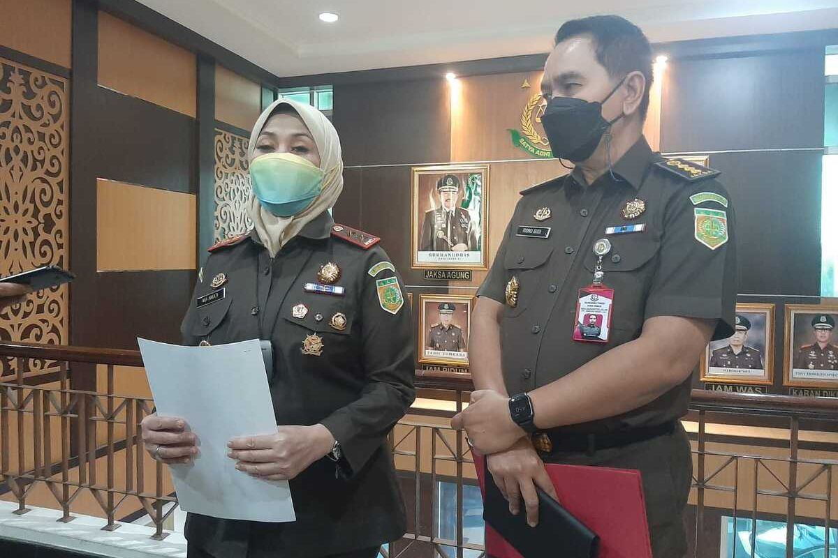 Kajati Jatim Mia Amiati (kiri)