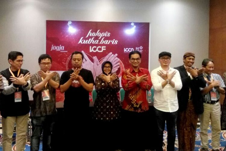 Wakil Bupati Sleman Sri Muslimatun, Deputi Infrastruktur BEKRAF Hari Sungkari (batik merah lengan panjang) dan Ketua Umum Indonesia Creative Cities Network (ICCN) Fiki Satari (mengenakan baju putih) saat berfoto bersama usai jumpa pers, Rabu (17/10/2018). 