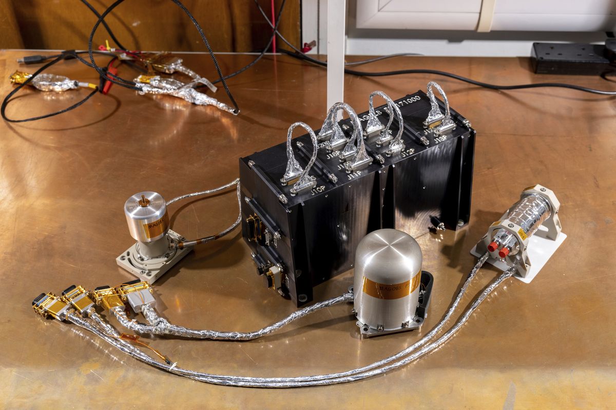 Instrumen J-MAG, magnetometer yang dikembangkan oleh Imperial College London dan beberapa peneliti lain. Perangkat ini dibawa dalam misi JUICE, sebuah misi eksplorasi kelayakhunian di tiga bulan terbesar Planet Jupiter.