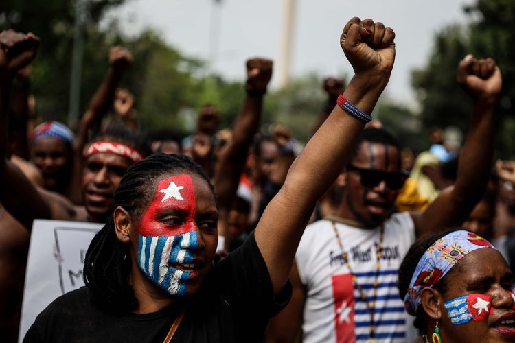 Mahasiswa Papua menggelar aksi demonstrasi di Jalan Medan Merdeka Utara, Jakarta Pusat, Rabu (28/8/2019). Massa aksi menuntut agar rasialisme terhadap rakyat Papua dihentikan dan menuntut pemerintah membuka kembali akses internet di Papua.