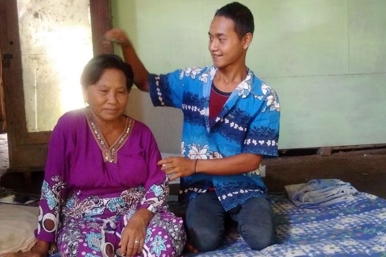 Rokim (24) menyisiri istrinya, Tampi, nenek berumur 67 tahun yang dinikahinya di Dusun Petung, Desa Nampu, Kecamatan Gemarang, Kabupaten Madiun, Jumat ( 17 / 3 / 2017) siang. 