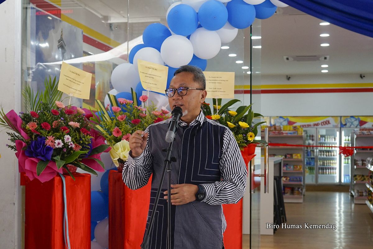  Menteri  Perdagangan (Mendag) Zulkifli Hasan meresmikan minimarket Domart di Kuala Lumpur, Malaysia, Rabu (7 Juni).
