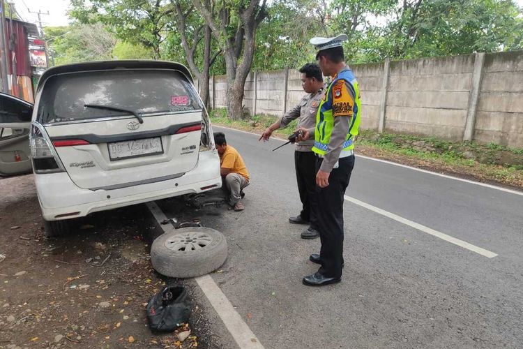 Polisi yang melakukan olah TKP di lokasi kecelakaan hingga menewaskan pria bernama Abimanyu Hardjo Wibowo di ruas Jalan Ir Sutami, Kecamatan Tamalanrea, Kota Makassar, Sulsel, pada Kamis (15/2/2024).
