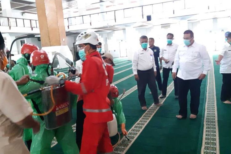 Tim Krisis Center Covid-19 Kota Tasikmalaya sedang menyemprotkan disinfektan untuk pencegahan pandemi virus corona, Rabu (18/3/2020).