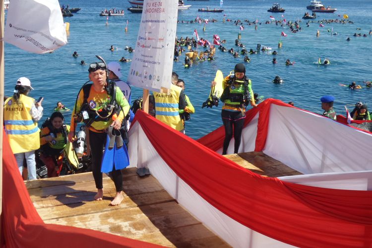 Suasana pemecahan rekor dunia selam Guinness World Records di Pantai Manado, Kawasan Megamas, Manado, Sulawesi Utara, Sabtu (3/8/2019).