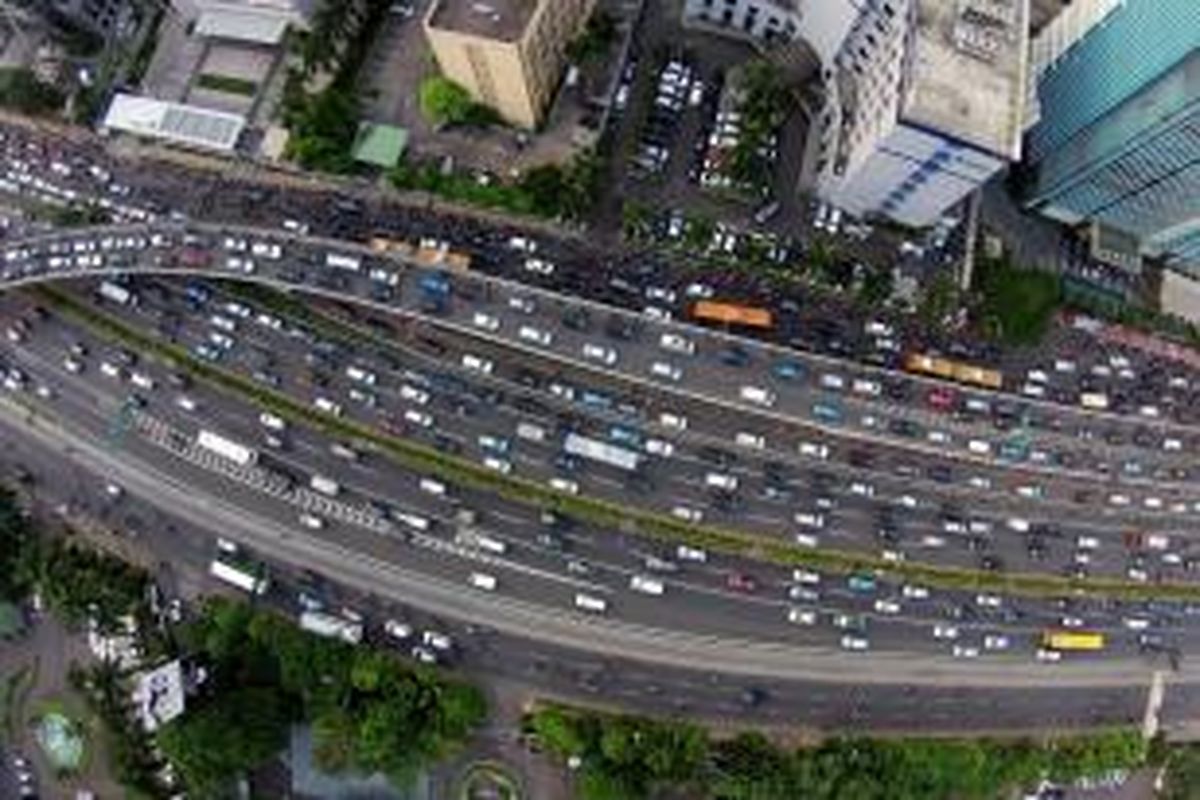 Kemacetan pada jam pulang kerja di Jalan Gatot Subroto, Kamis (24/7/2014). Puncak arus mudik kendaraan keluar dari Jakarta diperkirakan terjadi pada Jumat malam. KOMPAS IMAGES/KRISTIANTO PURNOMO-RODERICK ADRIAN MOZES