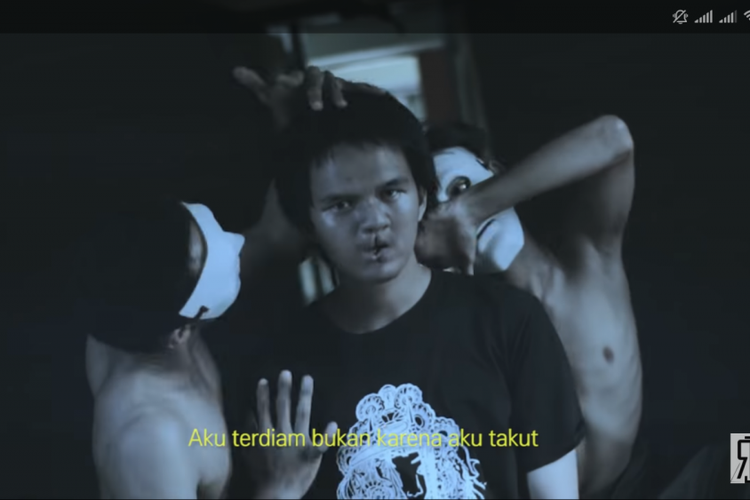 Rizki di potongan video klip yang berjudul Ku Balas Dengan Karya yang di tulis untuk rekan-rekannya sesama difabel