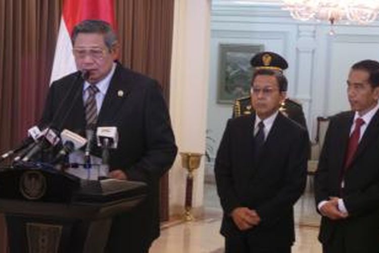 Presiden Susilo Bambang Yudhoyono sebelum berangkat ke Portugal, Amerika Serikat, dan Jepang melakukan jumpa pers di Bandara Halim Perdanakusuma, Jakarta, Kamis (18/9/2014).