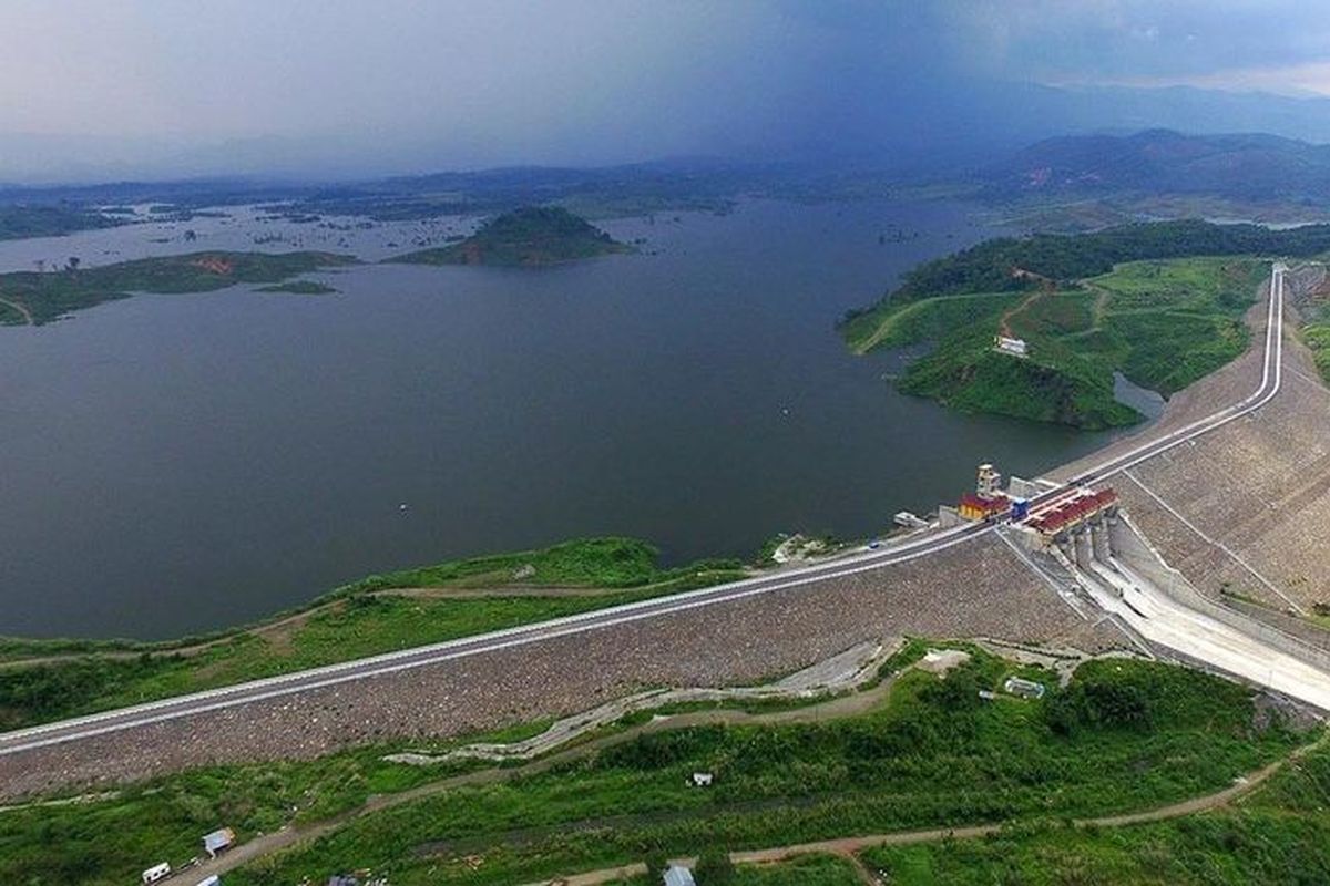 Kenampakan Bendungan Jatigede atau juga dikenal sebagai Waduk Jatigede yang menjadi bendungan terbesar kedua di Indonesia setelah Waduk Jatiluhur.
