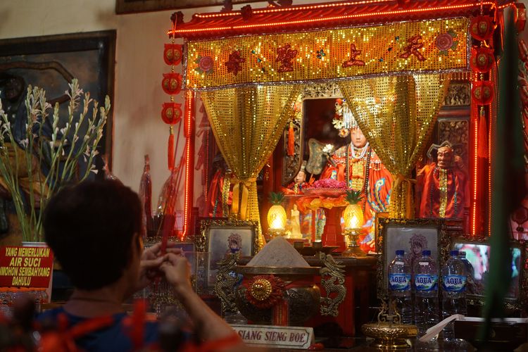 Pengurus melakukan ritual sembahyangan usai prosesi memandikan dan mengganti pakaian 17 dewa di Klenteng Tjoe Tik Kiong, Tulungagung, Jawa Timur, Minggu (23/1/2022). Kegiatan itu digelar sebagai rangkaian menyambut Hari Raya Imlek yang menandai Tahun Baru China pada 1 Februari 2022.