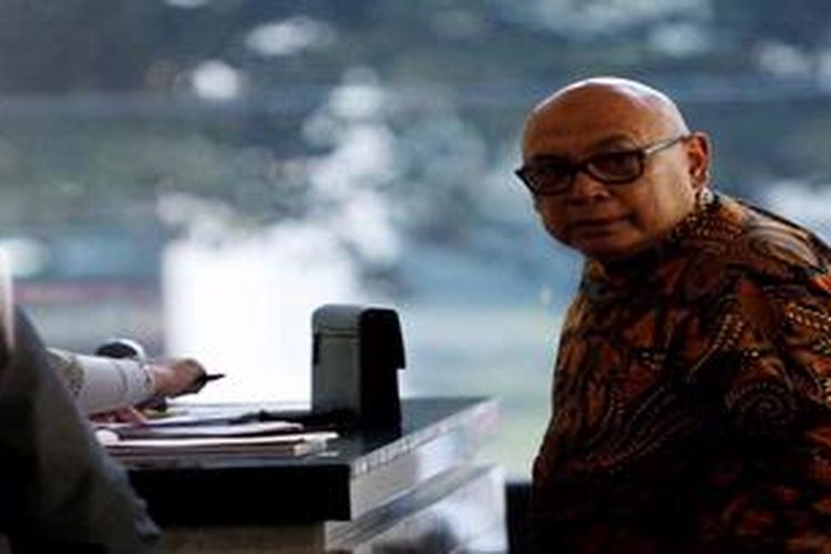 Anggota Majelis Syura Partai Keadilan Sejahtera, Suripto memenuhi panggilan Komisi Pemberantasan Korupsi, Jakarta, Jumat (24/5/2013). Ia diperiksa sebagai saksi dalam kasus dugaan suap kuota impor daging sapi dengan tersangka Ahmad Fathanah dan Luthfi Hasan Ishaaq

