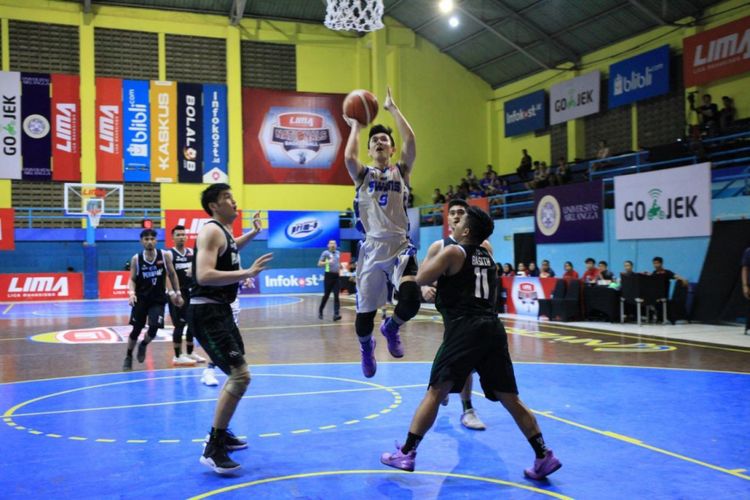Di nomor putra, Universitas Esa Unggul (UEU) merebut tiket  final LIMA Basketball Nationals 2018. Tim berjuluk The swans ini sukses menamatkan perlawanan sesama tim Jakarta, Institut Perbanas di semifinal dengan skor 65-58.